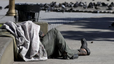 Horúčavy ohrozujú aj ľudí bez domova. Ak uvidíte niekoho ležať na ulici, neodvracajte prosím tvár
