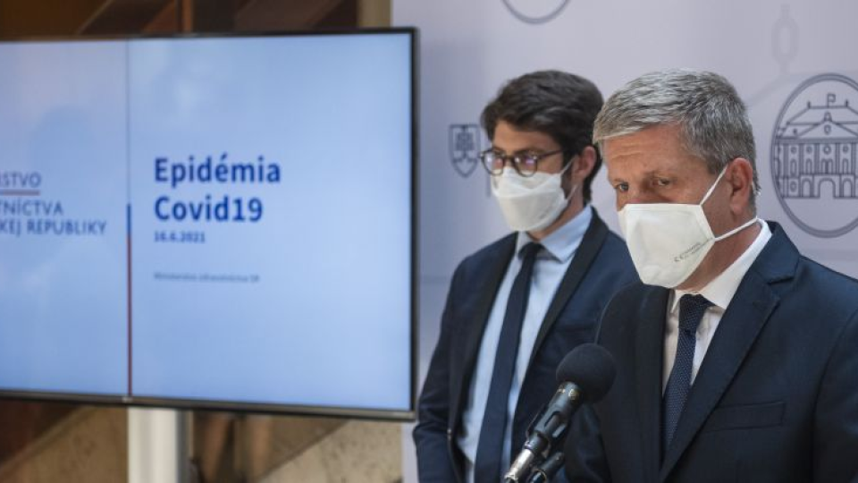 Na snímke zľava riaditeľ Inštitútu zdravotných analýz Matej Mišík (IZA) a minister zdravotníctva SR Vladimír Lengvarský (nominant OĽaNO)