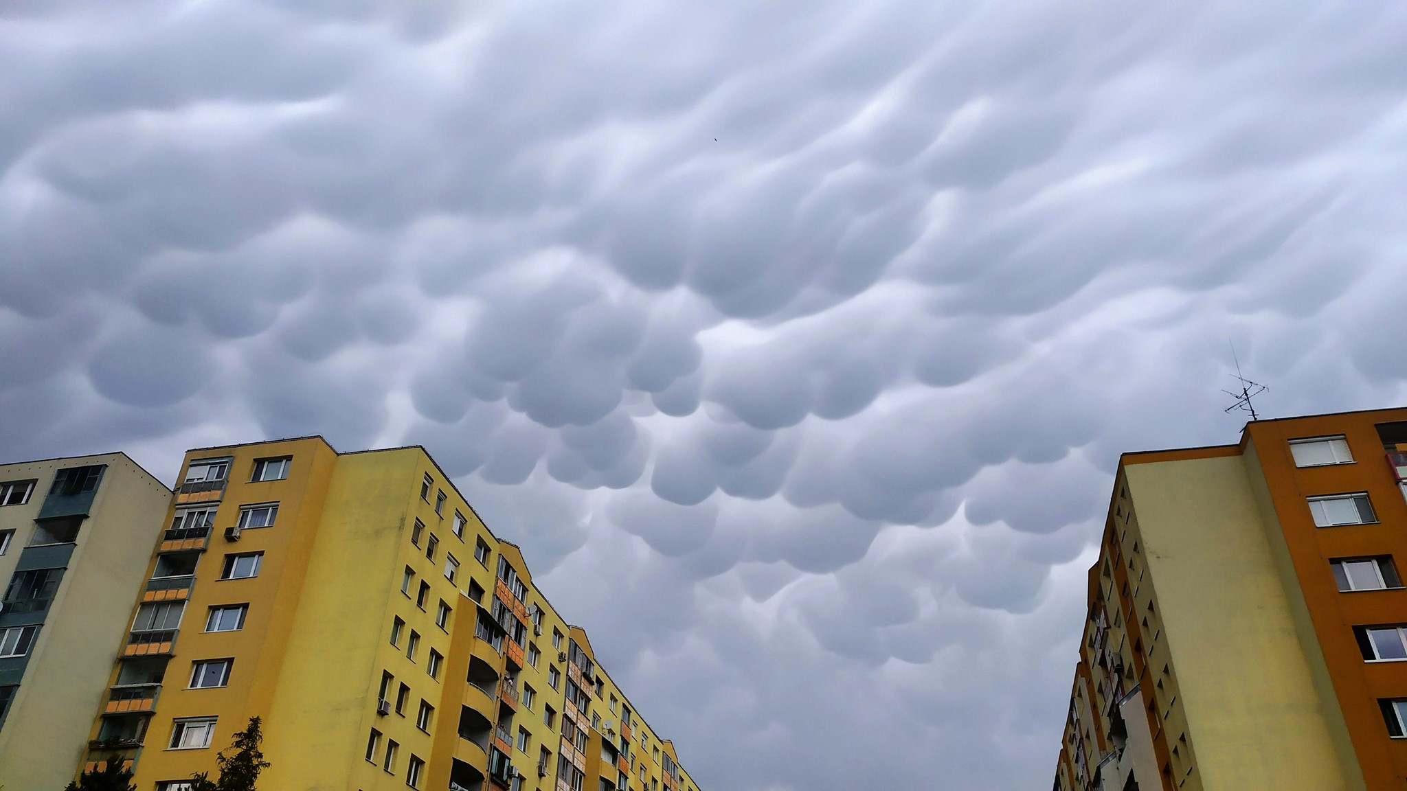 Vzácne oblaky druhu mammatus nad Bratislavou.