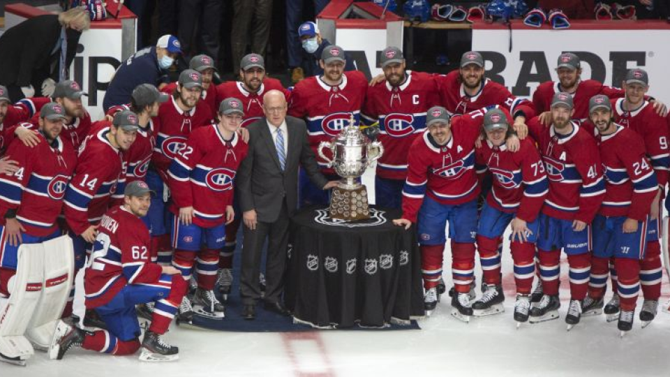 Na snímke hráči Montrealu Canadiens pózujú s trofejou Clarenca Campbella po víťazstve nad Vegas Golden Knights.