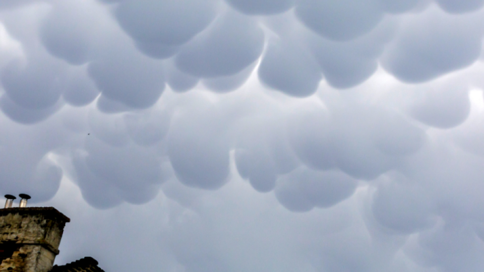 Oblaky Mammatus nad Bratislavou.