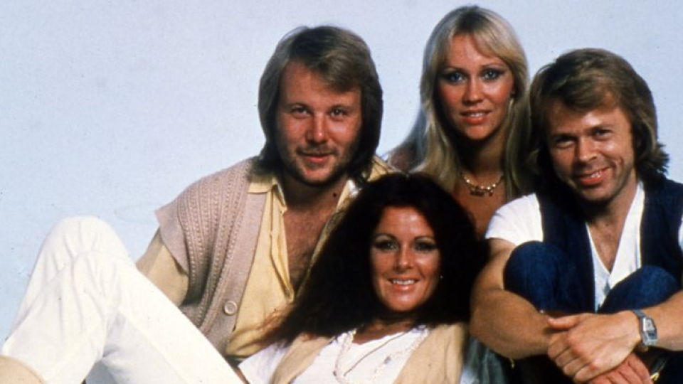 Na archívnej snímke z roku 1977 sú členovia  ABBA. Zľava Bjorn Ulvaeus, Agnetha (známa ako Anna) Faltskogová, Annifrid (známa ako Frida) Lyngstadová a Benny Anderson.