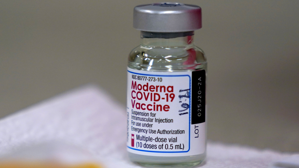 WA 1 archív Topeka - Na archívnej snímke z 30. decembra 2020 ampulka s vakcínou  proti ochoreniu COVId-19 od americkej farmaceutickej spoločnosti Moderna. Britský Regulačný úrad pre lieky a zdravotnícke výrobky (MHRA) schválil použitie vakcíny  proti novému druhu koronavírusu, ktorú vyvinula americká firma Moderna. Prvé dávky vakcíny  budú k dispozícii v nasledujúcich mesiacoch, uviedlo podľa agentúry AFP v piatok 8. januára 2021 britské ministerstvo zdravotníctva a sociálnej starostlivosti.Vakcína  od firmy Moderna je určená pre dospelých od 18 rokov. Podáva sa v dvoch dávkach do ramena, pričom odstup medzi dávkami je 28 dní. V klinických skúškach preukázala účinnosť 94,1 percenta. V Británii, ktorá má takmer 67 miliónov obyvateľov, sa už proti ochoreniu COVID-19 očkuje dvoma vakcínami : od začiatku decembra 2020 produktom firiem Pfizer a BioNTech a od konca rovnakého mesiaca vakcínou  vyvinutou Oxfordskou univerzitou s farmaceutickou spoločnosťou AstraZeneca. Druhá menovaná vakcína  zatiaľ nebola schválená na použitie v Európskej únii.