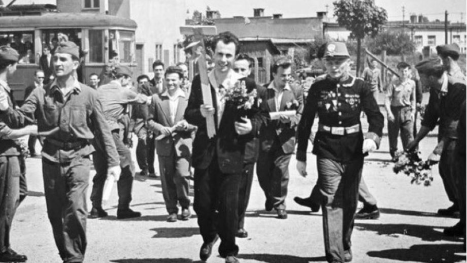 Študentský karnevalový sprievod v Bratislave v máji 1956. Zúčastnil sa ho aj Rudolf Schuster (v prvom rade vpravo, v uniforme), vtedajší poslucháč Slovenskej technickej univerzity.