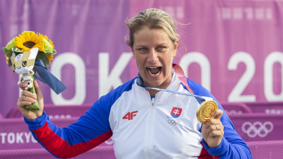 Na snímke slovenská strelkyňa Zuzana Rehák Štefečeková sa teší na pódiu zo zisku zlatej medaily.