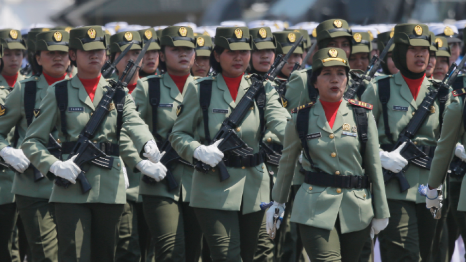 Indonézske ženy sa do armády dostanú rovnakými testami ako muži. Neľudské testy panenstva majú byť minulosťou.