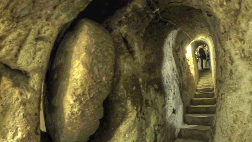 Jedna z mnohých podzemných chodieb v Derinkuyu