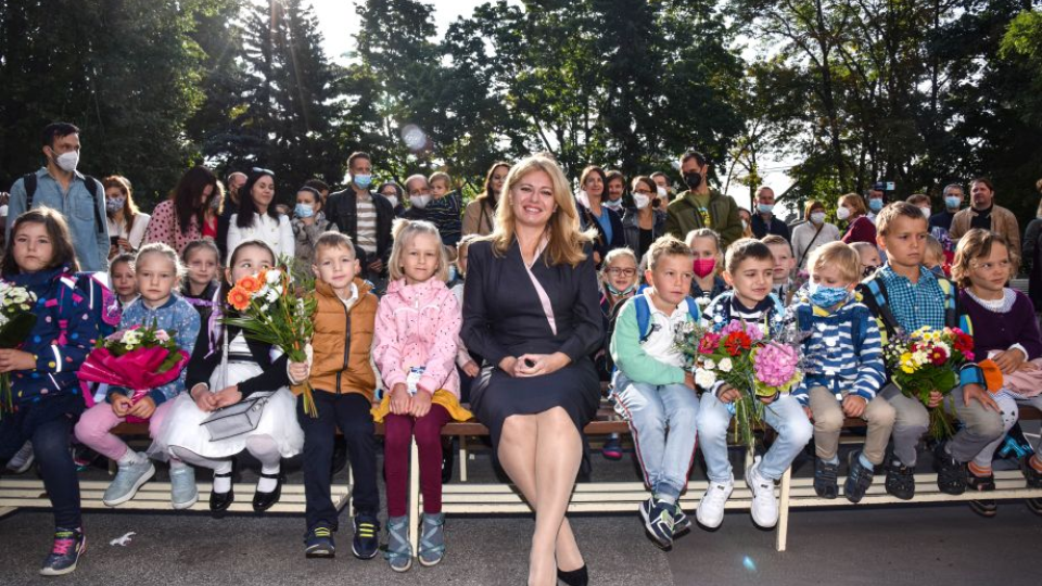 Prezidentka Čaputová a malí školáci