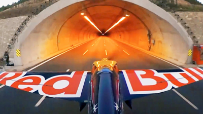VIDEO: Šialený prelet lietadla cez dva tunely. Pozrite si zápis talianskeho pilota do Guinnessovej knihy