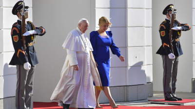 ONLINE: Pápež František je na Slovensku. Toto boli jeho prvé slová, ktoré adresoval prezidentke Čaputovej