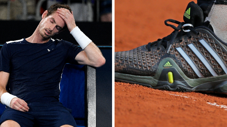 Andy Murray si viazal obrúčku k topánke, pretože počas zápasov ju nemohol mať na ruke.