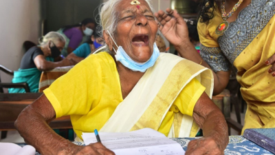 Radosť, akú doteraz nepoznala. 104-ročná žena sa pri vnúčatách naučila čítať aj písať