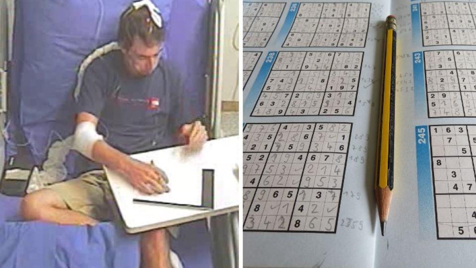 Pacient počas lúštenia Sudoku