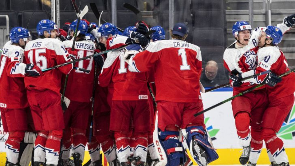 Hokejisti Česka oslavujú postup do semifinále MS hráčov do 20 rokov.