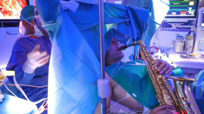 VIDEO: Operovali mu mozog a on popritom hral na saxofóne. Deväťhodinové vystúpenie malo svoj zmysel