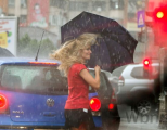 Slováci prežijú daždivý pondelok, hrozia búrky s krúpami