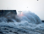 Nad Britské ostrovy mieria pozostatky hurikánu Bertha. Meteorológovia varujú