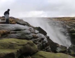 Extrémne silný vietor dokázal nadvihnúť vodopád 