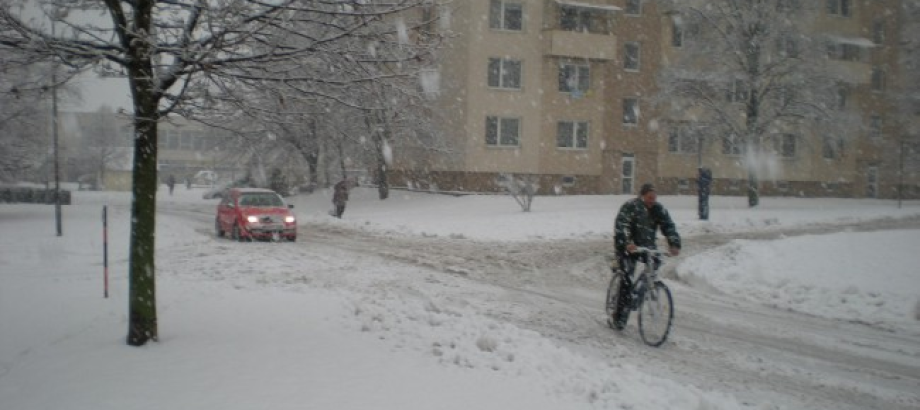 V Banskej Bystrici nasnežilo pol metra snehu, cesty stále čistia
