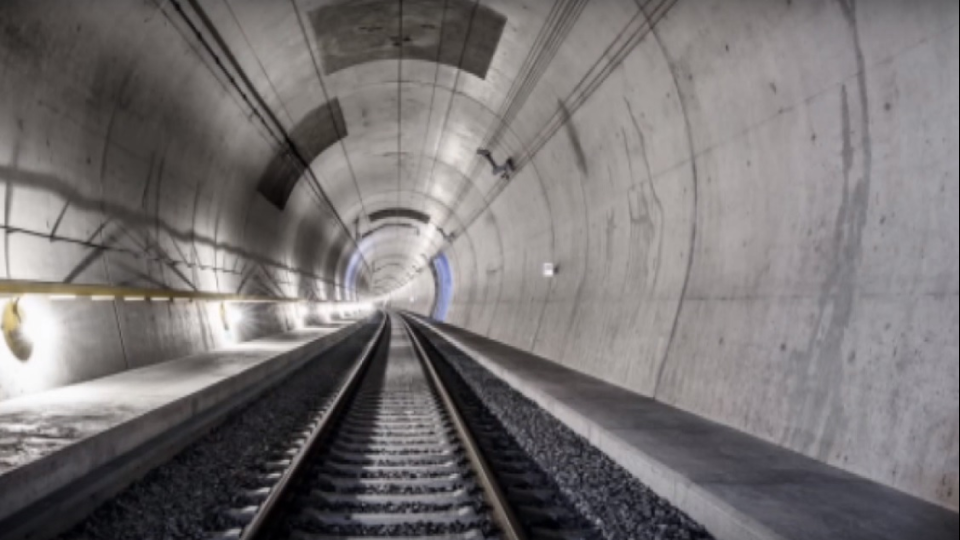 Najdlhší tunel na svete majú Švajčiari.