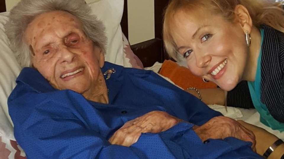 100-ročná Joyce Cox s vnučkou Lisou