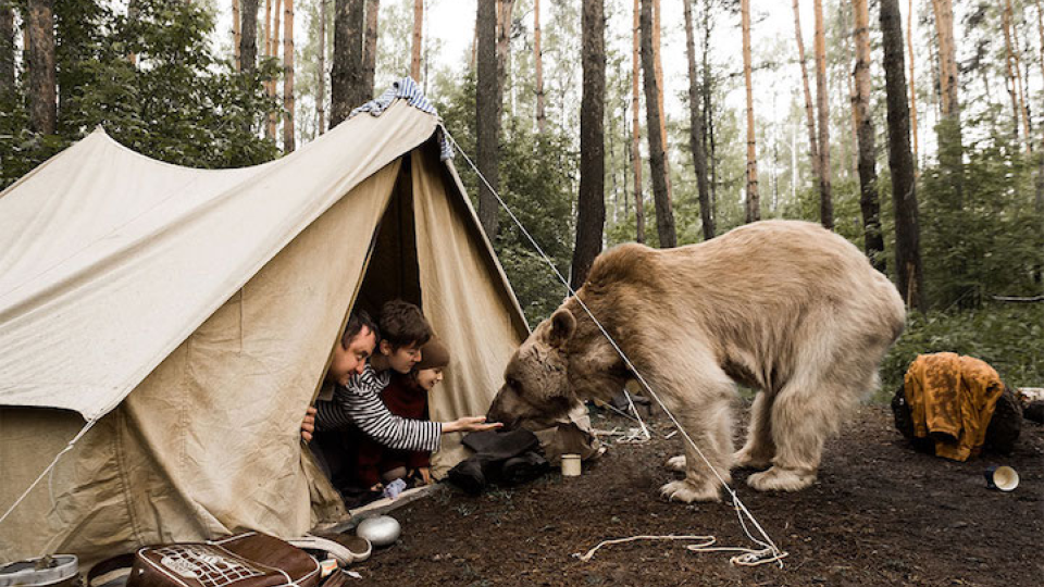V Rusku vznikli unikátne fotografie ľudí s reálnym medveďom.