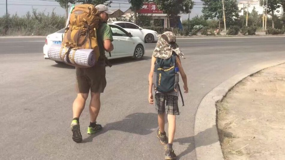 Otec zobral svojho 8-ročného syna na dobrodružnú cestu po Číne.