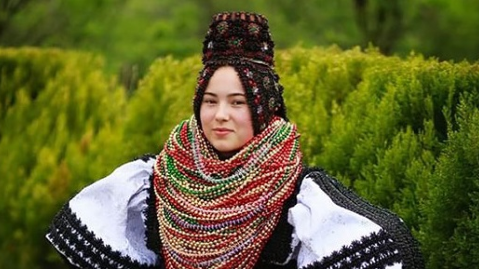 Typický svadobný odev v Rumunsku.