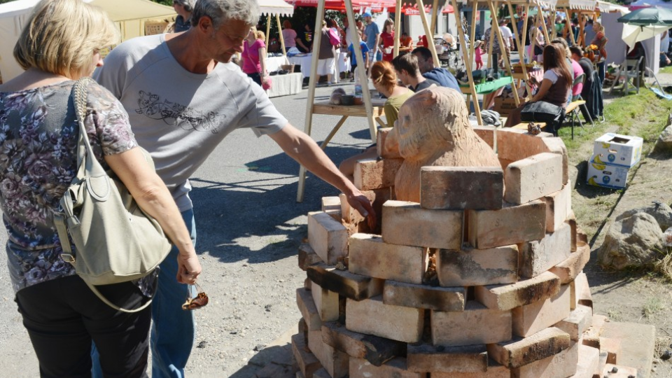 Prezentácia keramických výrobkov pod názvom Slávnosť hliny sa konala v podkarpatskom mestečku Modra v soboru 7. septembra 2013 venovaná tento rok 130. výročiu modranskej Slovenskej ľudovej majoliky. Na snímke atmosféra keramikárskeho trhu v Modre.