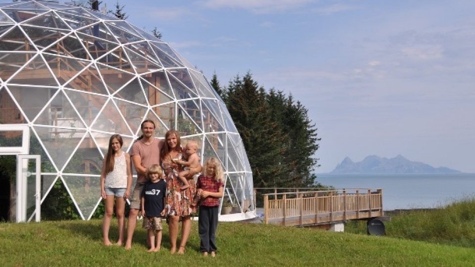 Nórska rodina žije pod kupolou.