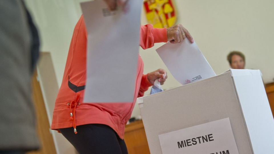 Na snímke občania vhadzujú obálky do urny počas miestneho referenda o odvolaní súčasného starostu obce Radovana Benčíka. Chorvátsky Grob, 24. septembra 2016.