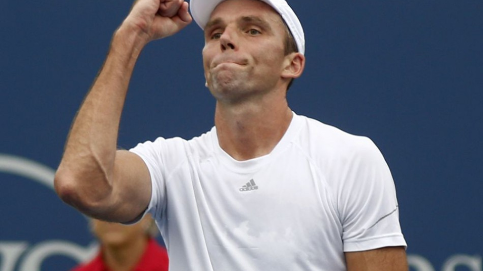 Chorvátsky tenista Ivo Karlovič sa raduje po víťazstve nad Francúzom Gillesom Simonom v 1. kole tenisového turnaja ATP v Cincinnati 17. augusta 2015.