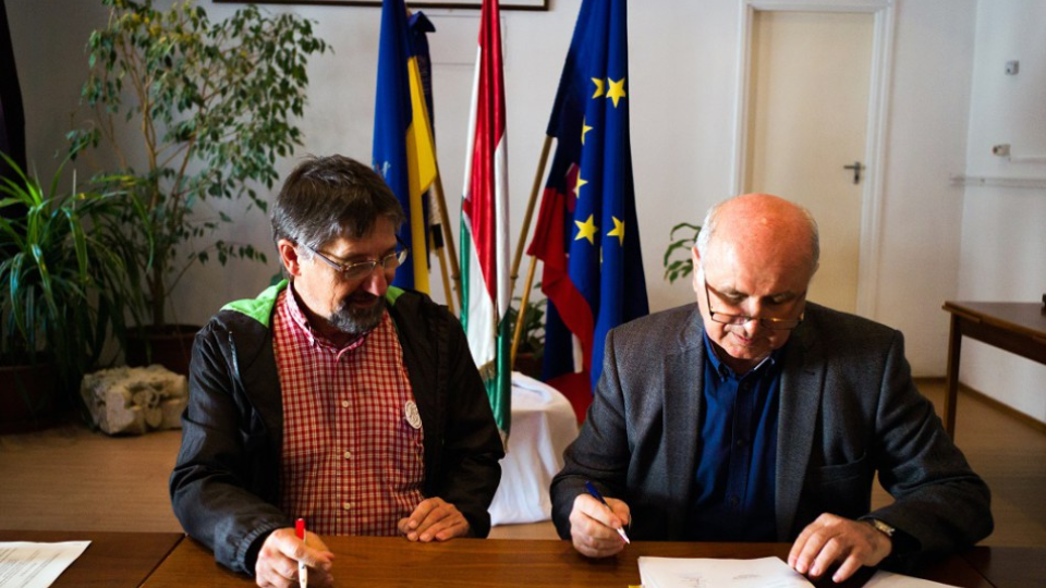Na archívnej snímke dohodu o finančnej pomoci pre slovenskú menšinu žijúcu v Maďarsku pre rok 2016 vo výške takmer 100.000 eur podpísali v nedeľu 8. mája 2016 v severomaďarských Mlynkoch (Pilisszentkereszt) predseda Úradu pre Slovákov žijúcich v zahraničí (ÚSŽZ) Ján Varšo (vpravo) a predseda Verejnoprospešnej nadácie Zväzu Slovákov v Maďarsku (VPN ZSM) Matej Šipický (vľavo).