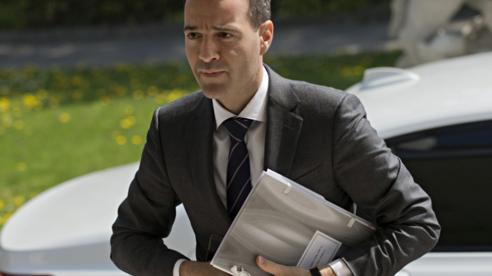 Na snímke minister zdravotníctva SR Tomáš Drucker prichádza na 3. schôdzu vlády SR 13. apríla 2016 v Bratislave. 
