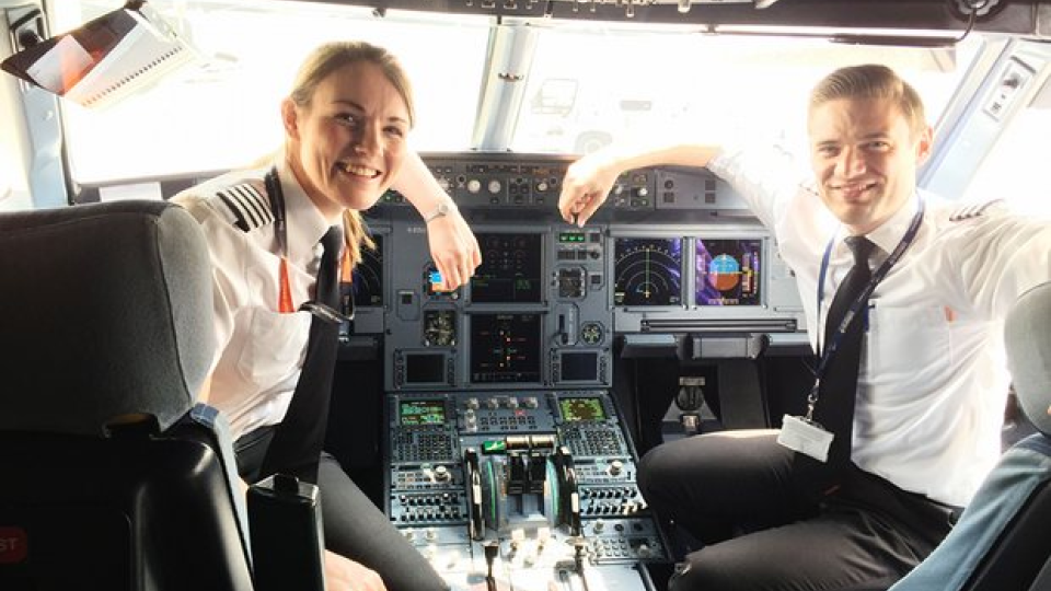 Kate McWilliamsová je jednou z najmladších pilotiek lietadiel na svete.