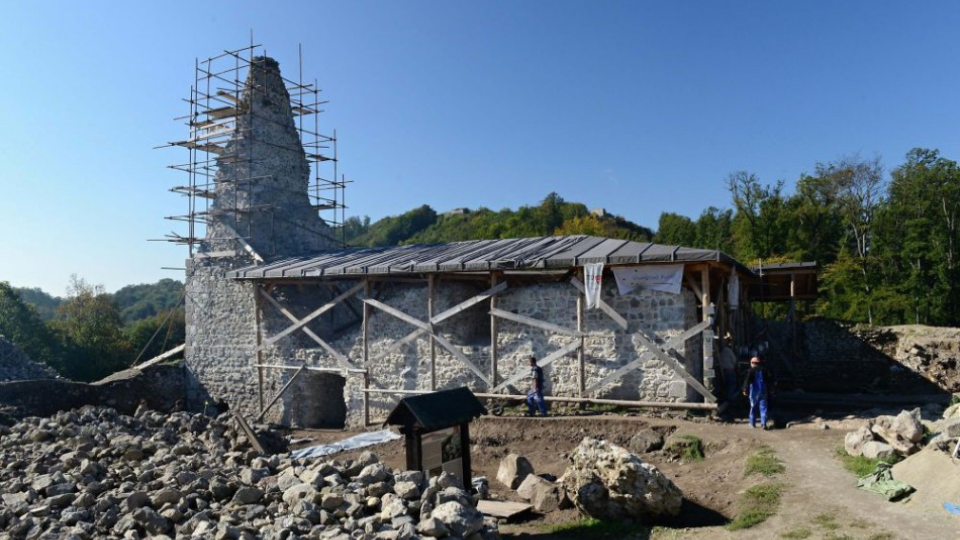Na archívnej snímke 2. októbra 2014 je letný archeologický výskum na Dolnom hrade Pustého hradu nad Zvolenom. 