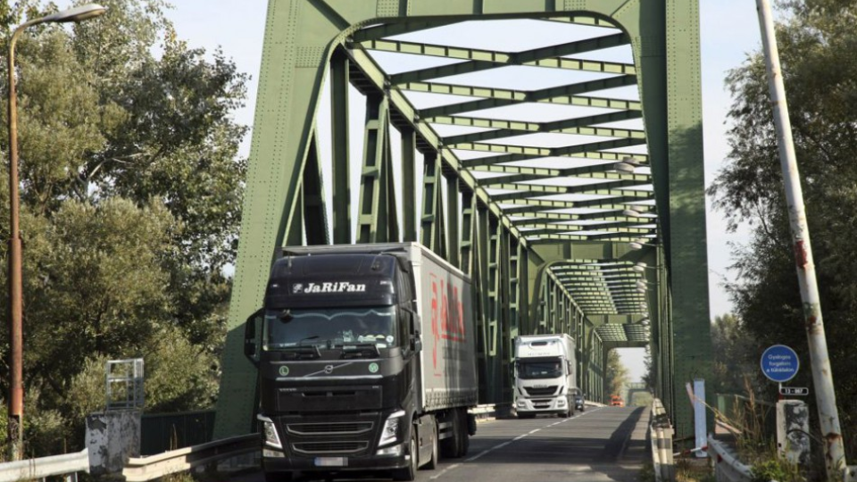 Most v Medveďove, spájajúci Slovensko a Maďarsko, otvorili po oprave v predstihu pre nákladnú a osobnú dopravu 29. septembra 2016.