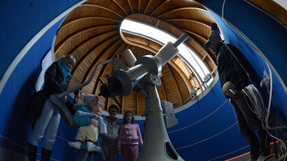 Na ilustračnej snímke hvezdársky ďalekohľad Coudé refraktor s priemerom 150 mm počas Dňa hvezdární a planetárií vo Hvezdárni a planetáriu v Prešove 13. marca 2016. 