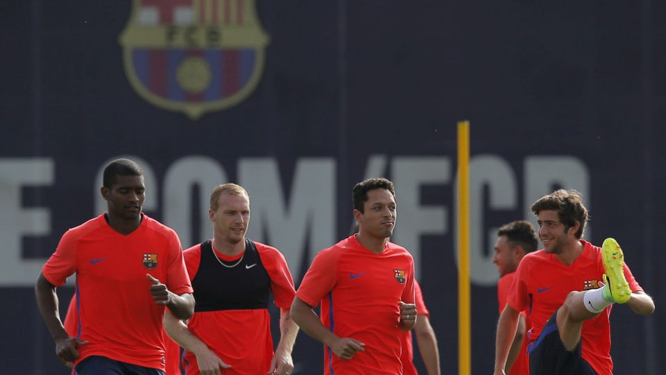 Hráči FC Barcelony Jeremy Mathieu (druhý vľavo), Adriano (uprostred) a Sergi Roberto počas prvého tréningu pred novou sezónou 20. júla 2016 v španielskom Sant Joan Despi. FOTO TASR/AP