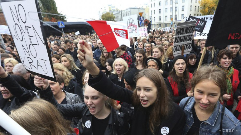 Poľky odeté v čiernom protestujú proti sprísneniu interrupčného zákona 3. októbra 2016 vo Varšave.  Na protest proti návrhu zákona o úplnom zákaze interrupcií v Poľsku vstúpili dnes tamojšie ženy do celoštátneho štrajku: zamestnané a študujúce bojkotujú svoj prácu alebo vyučovanie a ženy v domácnosti odmietajú robiť domáce práce.