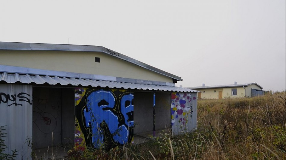 Drevárne pri nájomných bytoch v Letanovciach si vybrali ako svoje plochy autori grafity.