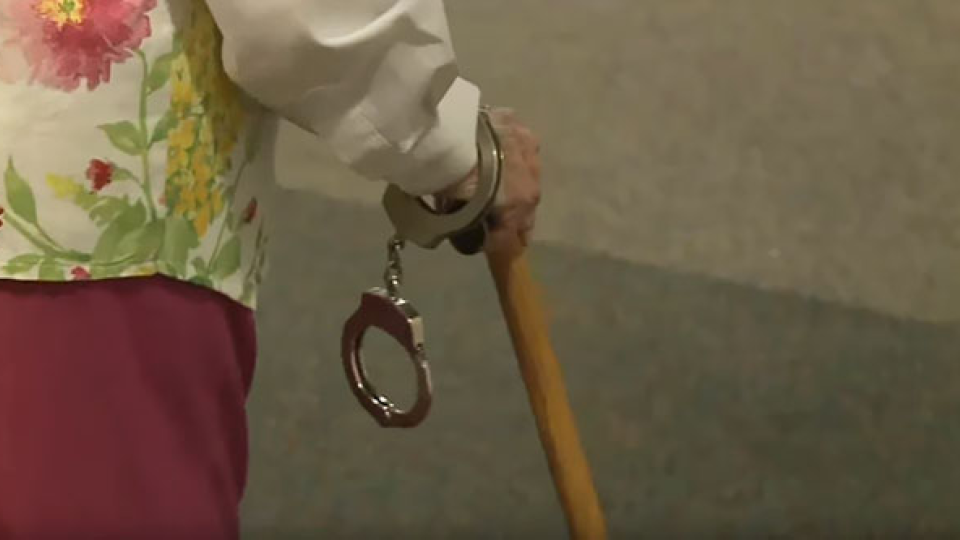 102-ročná babičke bola známa pomocou seniorom, nedávno ju však zatkla polícia.