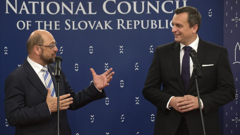Na snímke vpravo predseda NRSR Andrej Danko a vľavo predseda Európskeho parlamentu Martin Schulz pri spoločnom vyhlásení pred neformálnym stretnutím predsedov parlamentov členských štátov Európskej únie, v Bratislave dňa 6. októbra 2016.