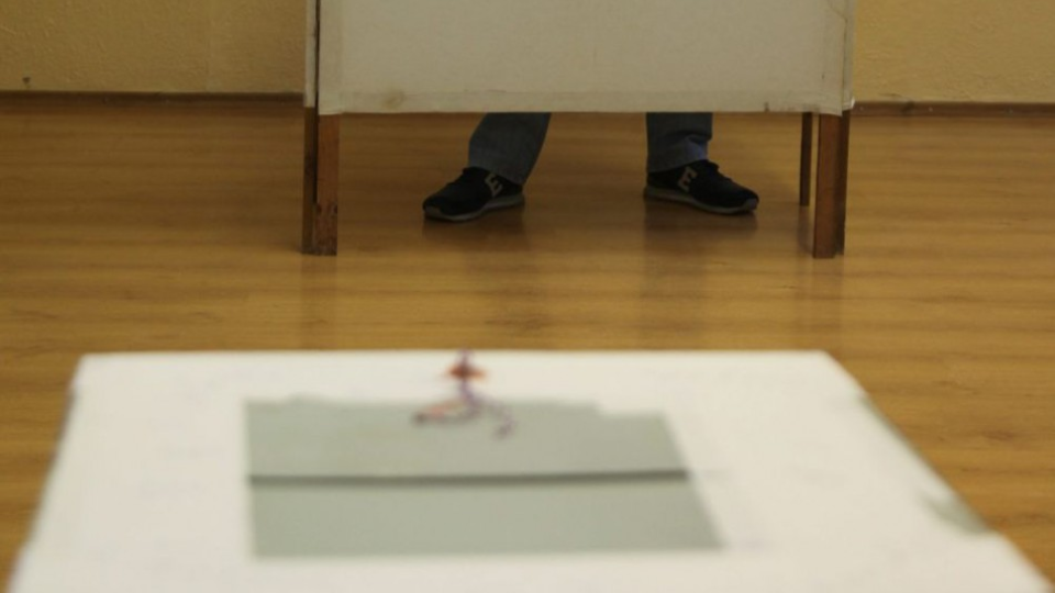 Na snímke volič počas hlasovania v Referende 7. februára 2015