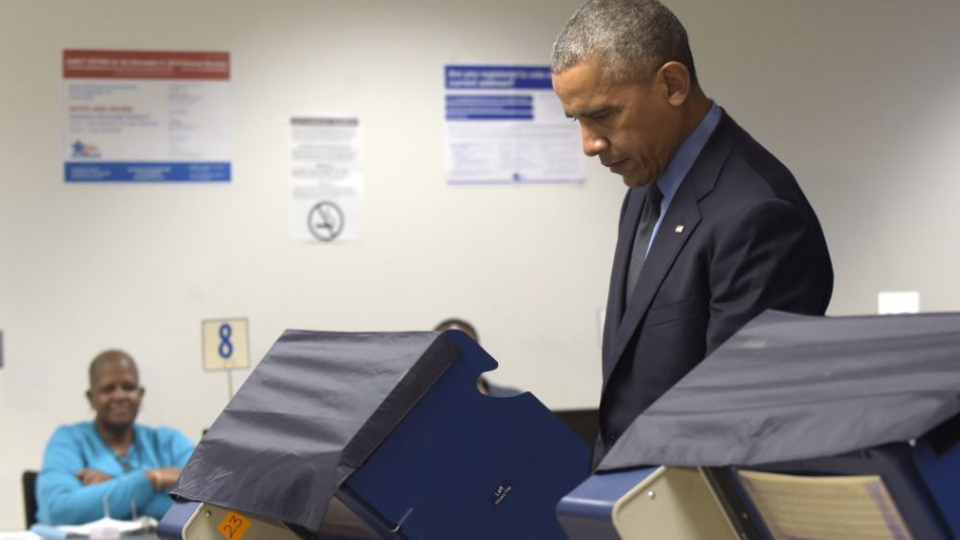 Prezident USA Barack Obama predčasne odvolil v piatok 7. októbra v prezidentských voľbách, ktoré sa budú konať 8. novembra.