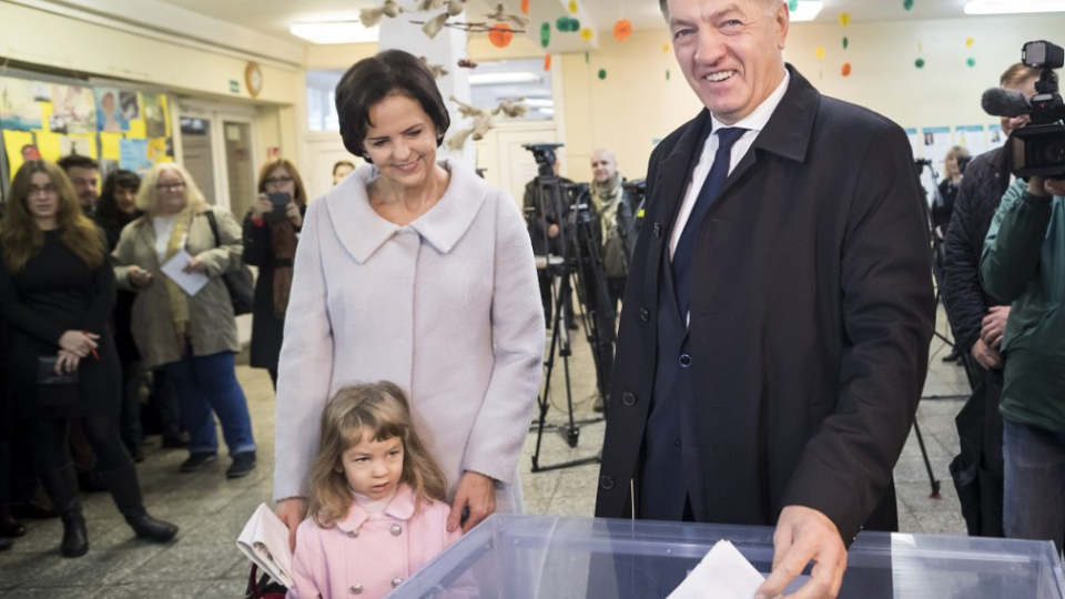 Na snímke litovský premiér a líder Litovskej sociálno-demokratickej strany (LSDP) Algirdas Butkevičius  s manželkou Janinou a vnučkou Kamilou vhadzuje hlasovací lístok do urny v prvom kole parlamentných volieb v Litve vo Vilniuse 9. októbra 2016.
