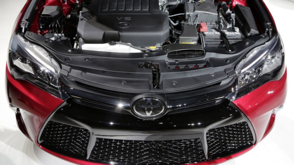 Pohľad pod kapotu na motor nového modelu automobilu Toyota Camry, ktorý predstavili na medzinárodnom autosalóne v New Yorku v stredu 16. apríla 2014. Autosalón otvoria pre verejnosť 18. apríla 2014 a potrvá do 27. apríla 2014.