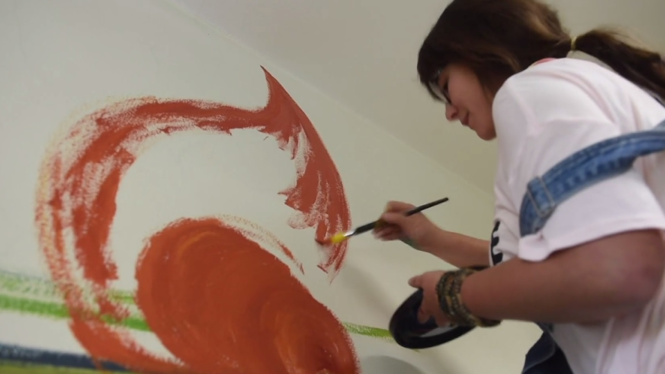 Umelecká maliarka Simona Medzaiová, ktorá je členkou Cechu maliarov Slovenska, maľuje rozprávkový motív na detskej pohotovosti nemocnice v Považskej Bystrici 13. októbra 2016.