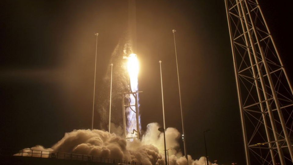 Na snímke bezpilotná nákladná kozmická loď Cygnus (Labuť) štartuje k Medzinárodnej vesmírnej stanici (ISS), kam vezie približne 2300 kilogramov potravín a iného materiálu z ostrova Wallos ležiaceho pri východnom pobreží štátu Virgínia, na ktorom sa nachádza kozmodróm Wallops Flight Facility v noci na 18. októbra 2016.