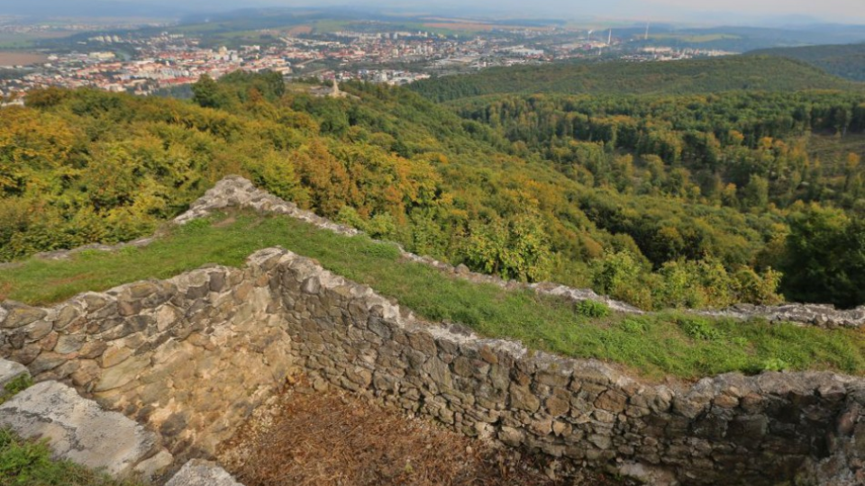 Repliky stredovekého dela, baranidla a katapultu, majú možnosť vidieť v týchto dňoch návštevníci Pustého hradu nad Zvolenom. Zhotovil ich výrobca kópií starých zbraní Štefan Nitriansky na základe požiadavky Oblastnej organizácie cestovného ruchu (OOCR) Stredné Slovensko. Na snímke časť horného hradu s výhľadom na mesto Zvolen na Pustom hrade nad Zvolenom 28. septembra 2016.